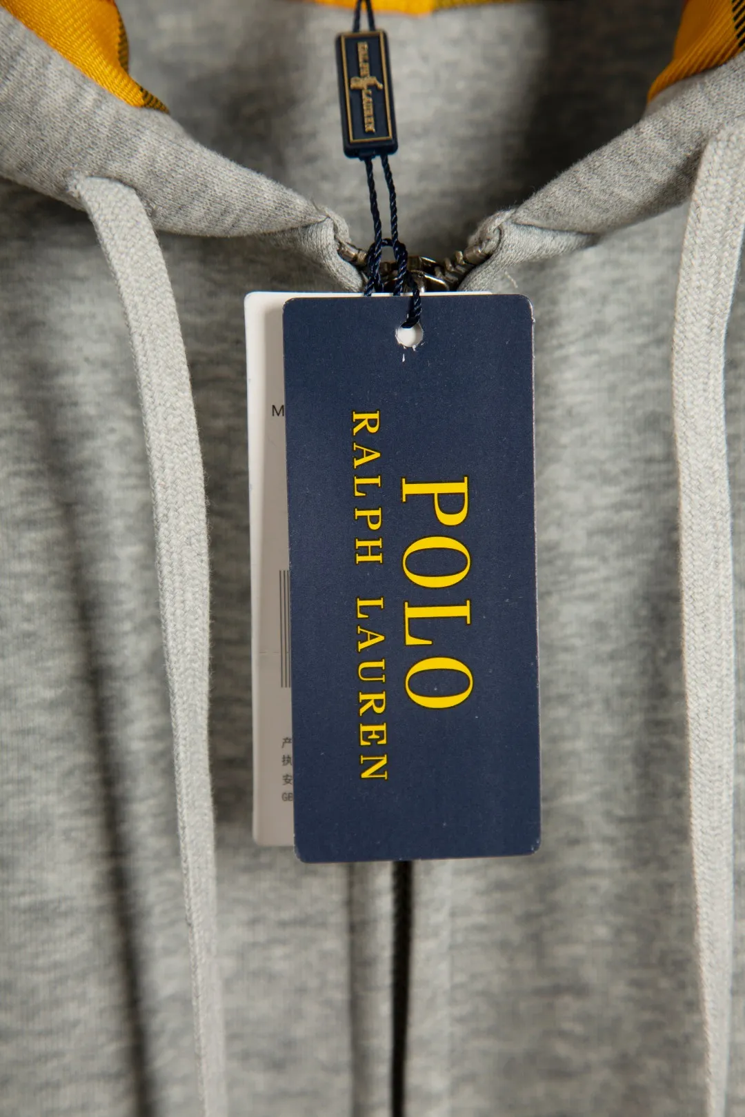 P270 Actual photo [Popular item] Style number: 25104# Color: Navy blue/hemp gray/white Size: S to XL - Ralph Lauren/Ralph Lauren 2025AW Autumn and Winter Bear series stacked topstitch design plaid lining hooded cardigan zipper sweatshirt - Original workmanship consistent Professional four-needle six-thread topstitch design ✅ - Face 370g double-sided cotton heavyweight fabric Contrast color yarn-dyed plaid inside ✅| - Highly restored customized brand zipper 0.8 pure cotton high-density hook and loop bonnet ✅ - RL limited design style Colorful bear logo precision embroidery Bright color contrasting plaid hood inside The upper body is colorful and distinguishes the classic style. Both men and women can easily control it. Simple and clean, versatile and can go wrong. Exposed topstitch 0.8 cm retro primary color hook and loop drawstring. Every detail is perfect.